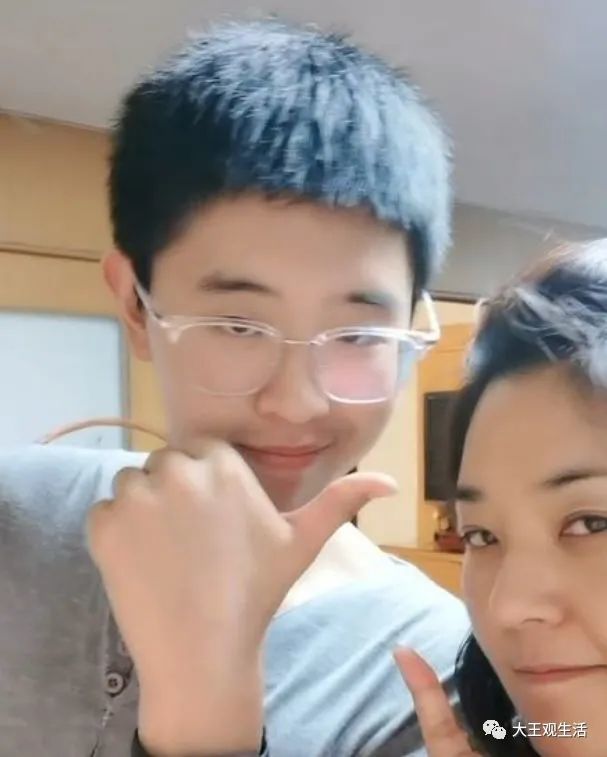 方琼17岁儿子长好快,比妈高一个头长相清秀,不喊妈直呼王京女士