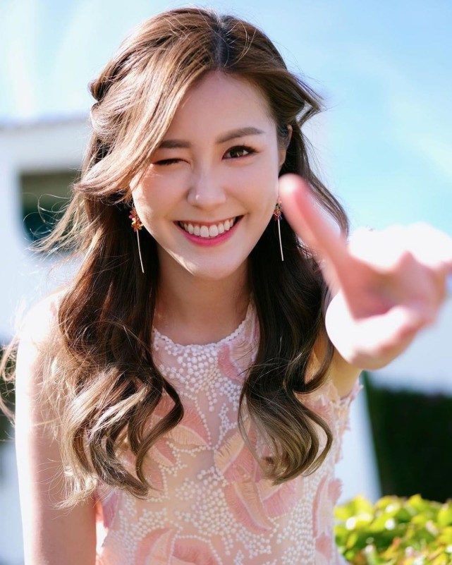 甜美形象深入人心31岁tvb小花刘佩玥罕见晒露背婚纱照网友大赞好靓