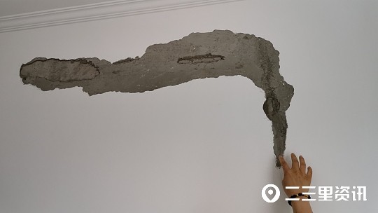 小里帮忙新房入住半年墙皮鼓包大面积脱落
