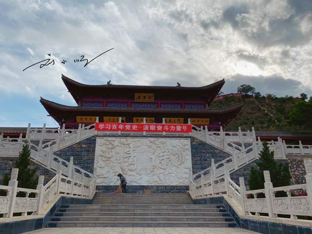 甘肃通渭县这个公园以夫妻命名现在成为重要地标游客都来打卡