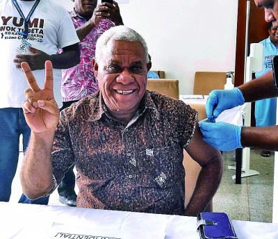 6月15日,瓦努阿图总理拉夫曼在首都维拉港国家会议中心接种中国疫苗.