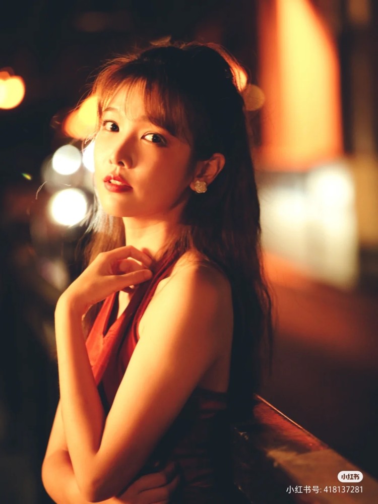 夜景下的美少女