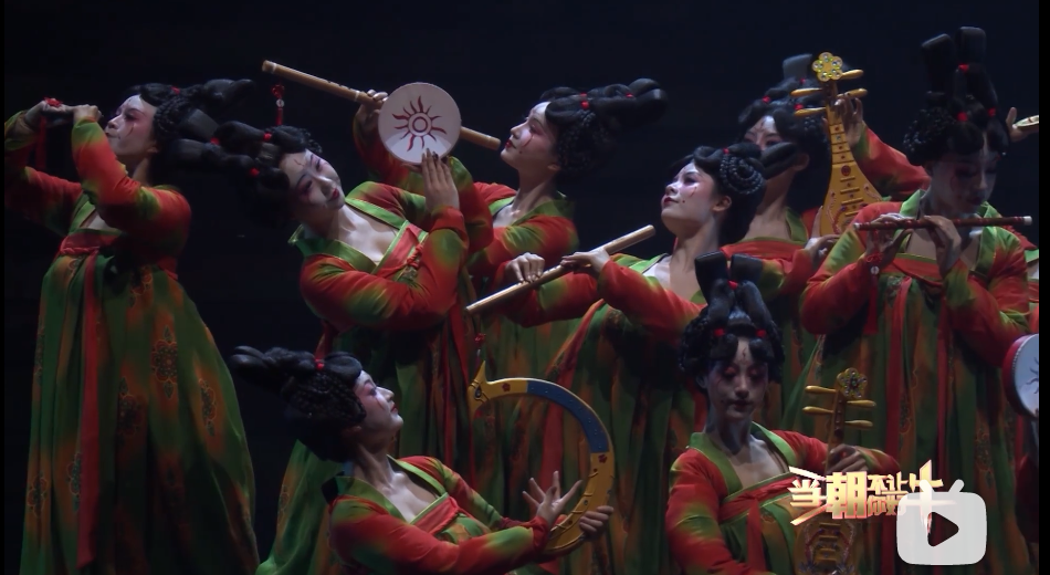 《唐宫夜宴》改编自郑州歌舞团的舞蹈作品《唐俑》,讲述的是一群唐朝