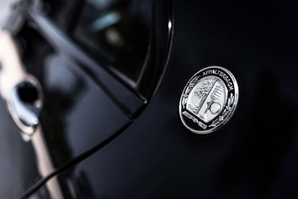 v8字母标识,这可是暗夜版独有标志!