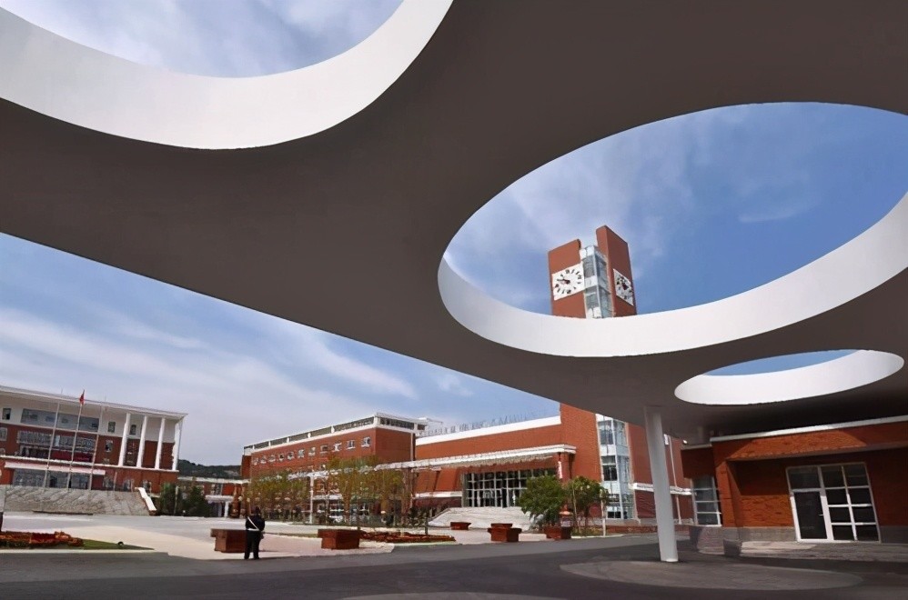 每年青岛一中的高考成绩都在青岛市内排名靠前.