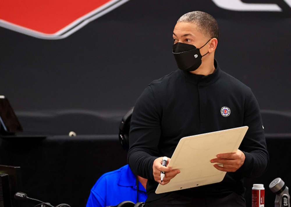 并且nba名记shelburneb报道,小卡的膝盖目前还未消肿,还无法确定他的