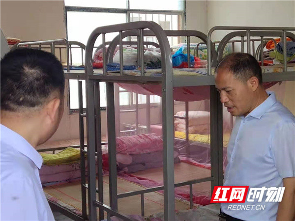 零陵区教育局党组书记局长唐天光到石岩头镇中心小学指导工作