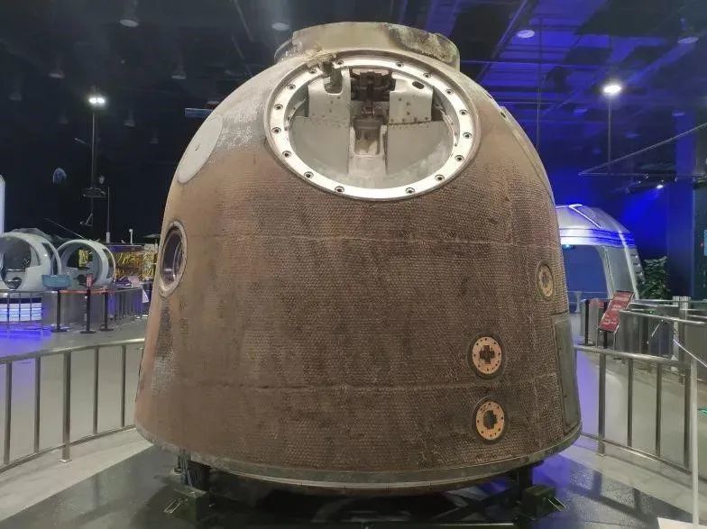 圆梦飞天的神舟五号飞船返回舱