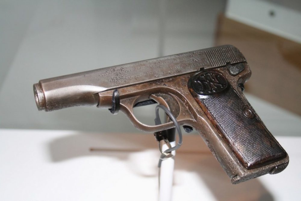 1922年,fn公司针对各国军警界对自卫手枪的需求,以fn m1910型为基础