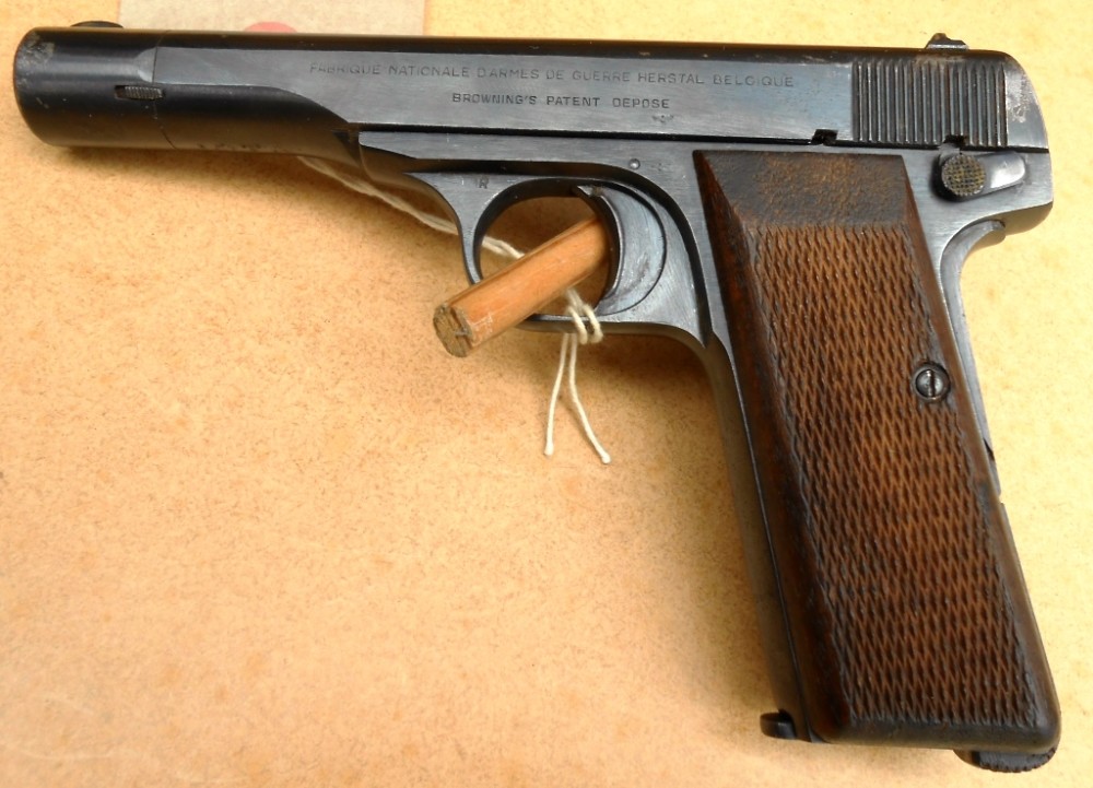 二战时期在德国控制下生产的fn m1922型手枪,采用廉价的木质握把.