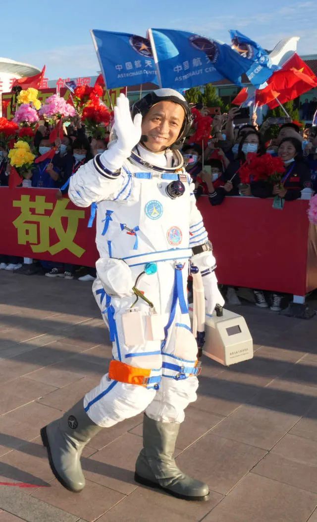 北京时间2021年6月17日清晨 神舟十二号载人飞行任务 航天员乘组出征