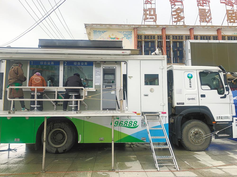 县城广场上的帐篷银行流动银行服务车