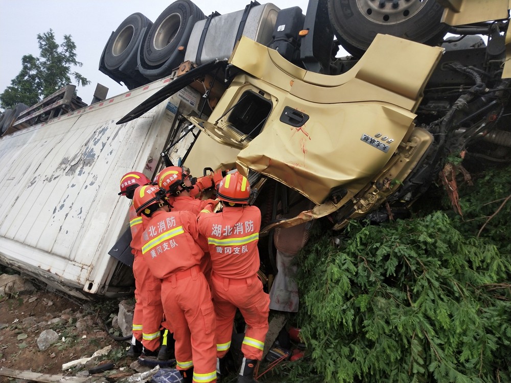 湖北黃岡一大貨車四腳朝頭車頭變形嚴重司機被困劇烈疼痛不斷呻吟