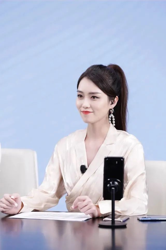 有些会去采访很多明星……"而且,凭借小米主持人的形象,雅文在微博的