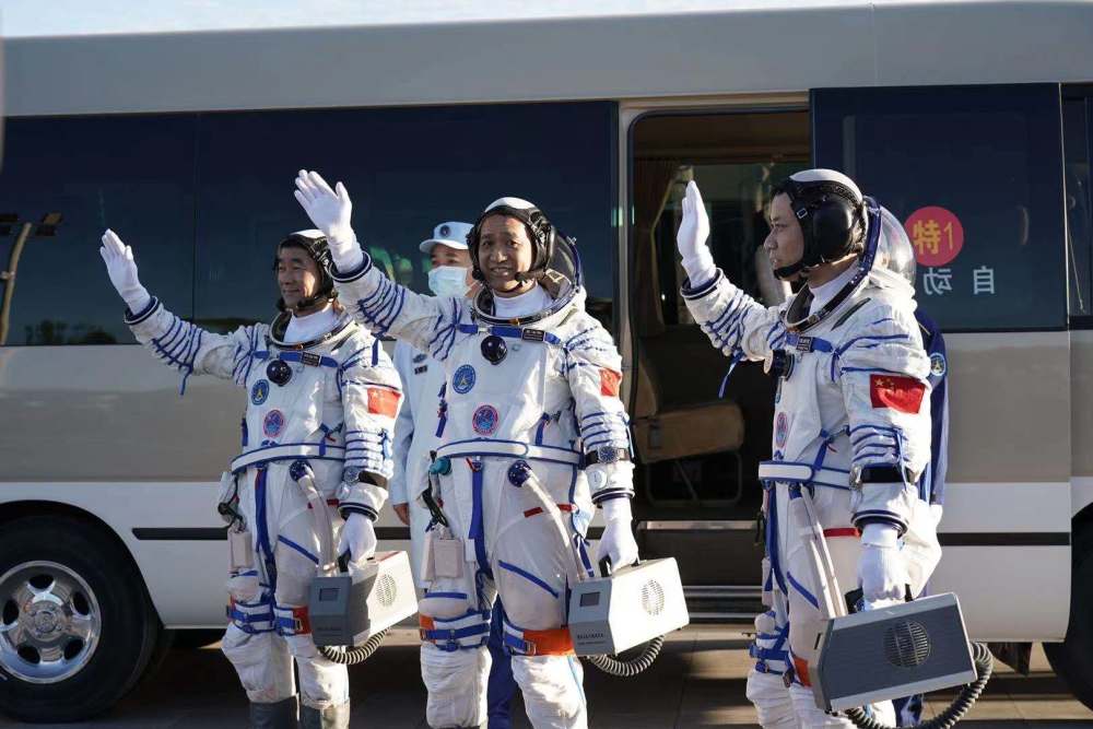 中国航天员奔赴太空新家!神舟十二号载人飞船发射成功