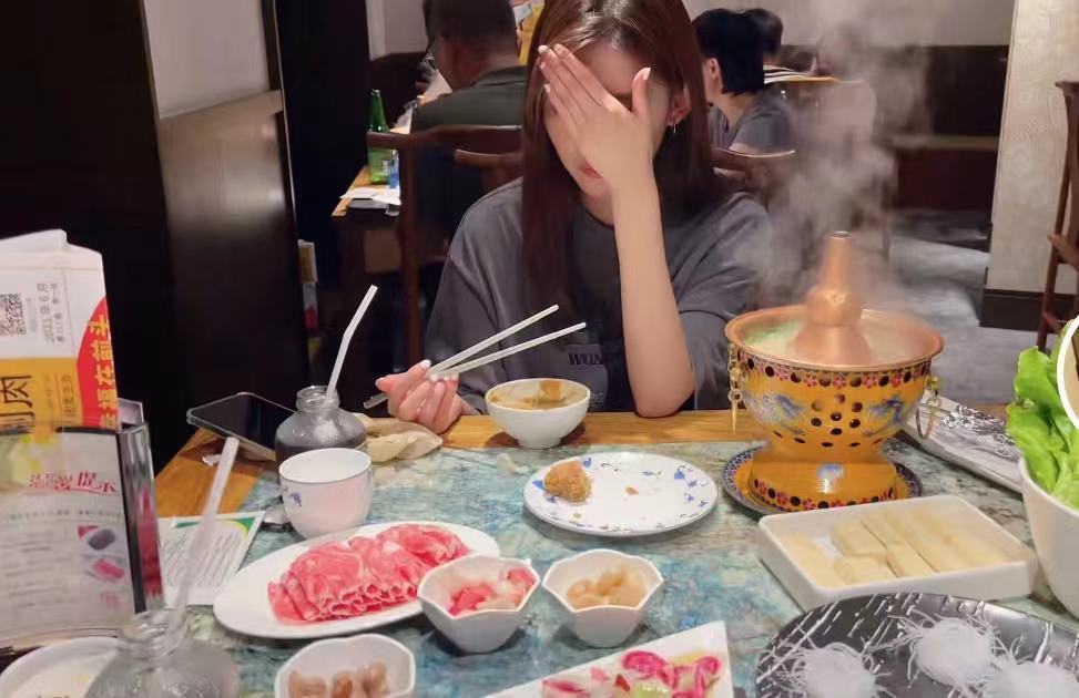 赵丽颖表弟带女友吃火锅,坐标曝光,意外透露颖宝最近在陪孩子?