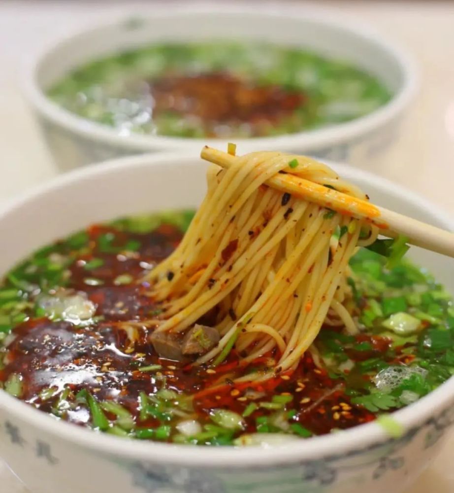 吴忠早茶牛肉面的形状也有很多讲究,不同宽度的拉面口感也不同.