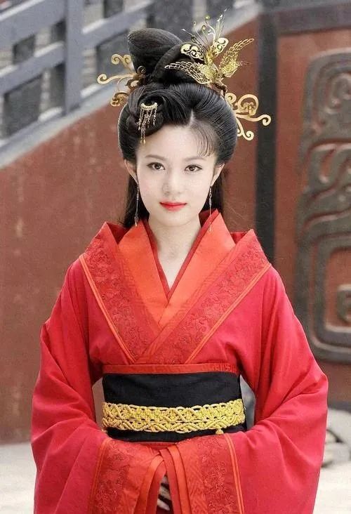 欢瑞的前艺人颖儿也在同时期出演了西施,在电视剧《英雄》里,她与