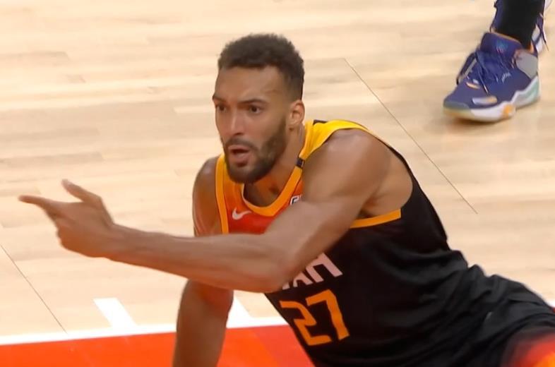 火药味十足!快船爵士爆发冲突,小莫跨越戈贝尔,裁判各打50大板