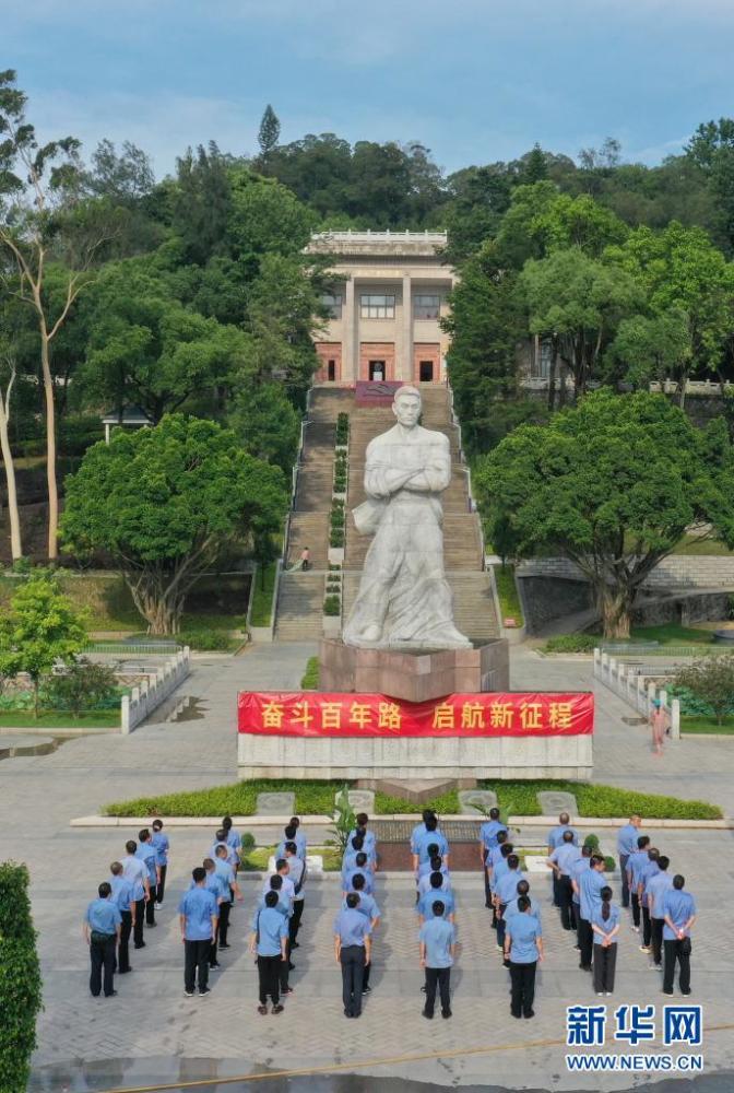 6月16日,党员干部在林祥谦烈士陵园参加党史学习教育(无人机照片).