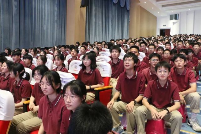 学生代表卢炜杰同学回忆三年校园生活,感谢祖国的庇护,感谢辛勤付出的
