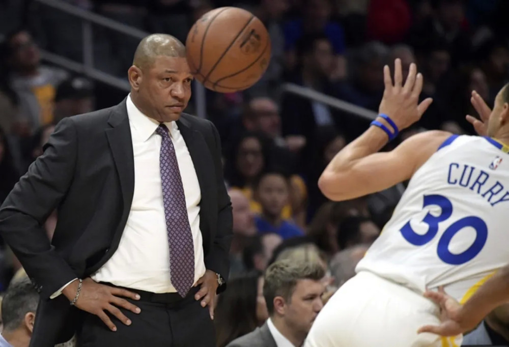 领先28分惨遭翻盘!里弗斯不适合当教练?大帝赛后这举动,太扎心了