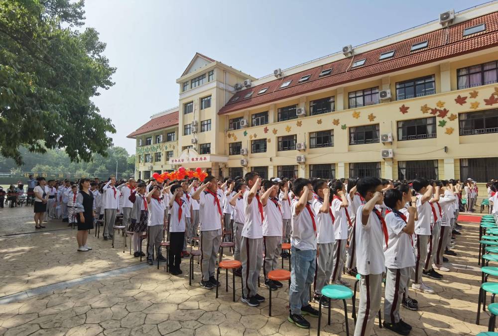 红领巾心向党恰少年报国志青岛市少先队集体生日在嘉峪关学校举行