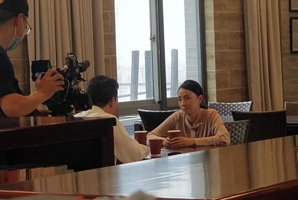 二人来到图书馆继续聊天,陶虹边喝咖啡边和刘擎教授聊天,时而脸上还