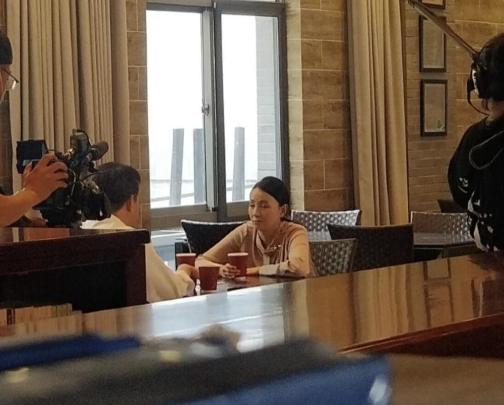 二人来到图书馆继续聊天,陶虹边喝咖啡边和刘擎教授聊天,时而脸上还