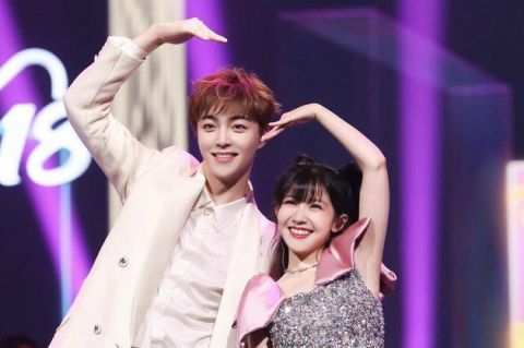 赖美云晒与陈立农同框表情包身高差致无效比心