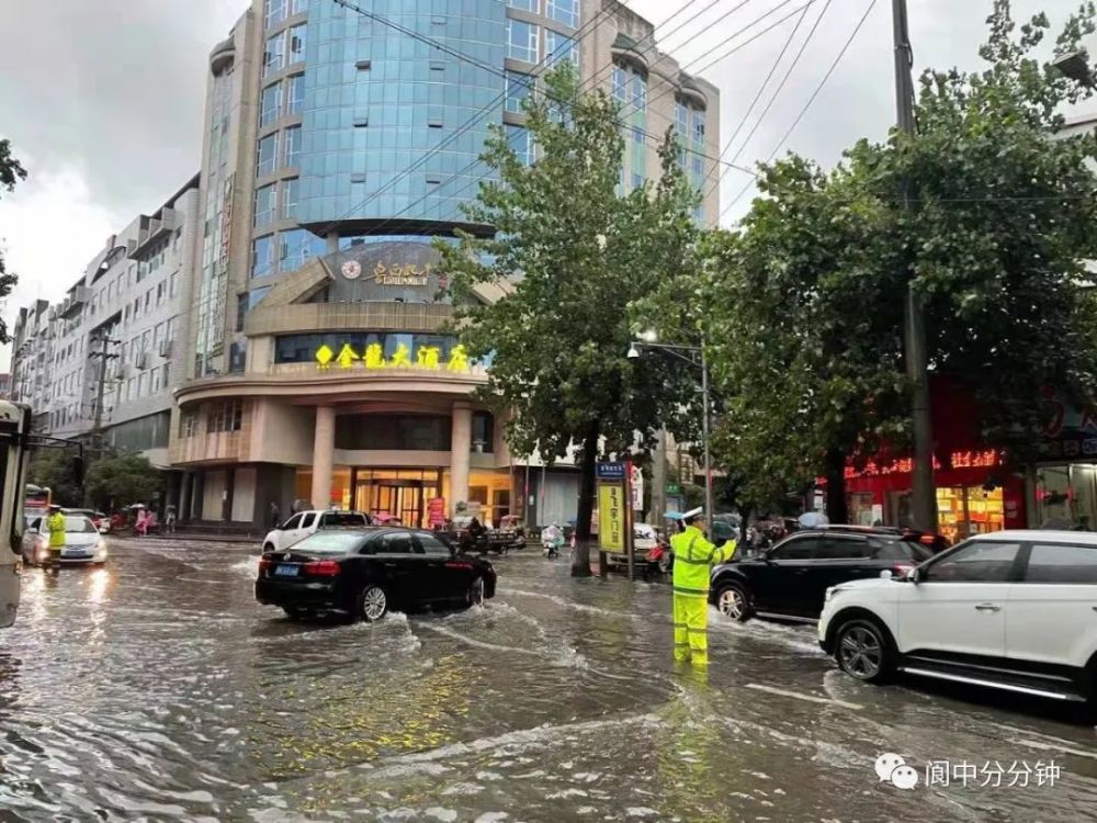 阆中大雨图片