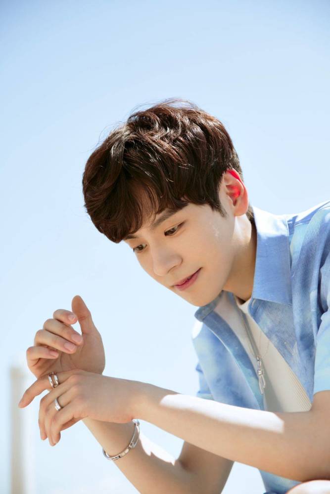 魏哲鸣夏日清新少年感写真曝光_腾讯新闻