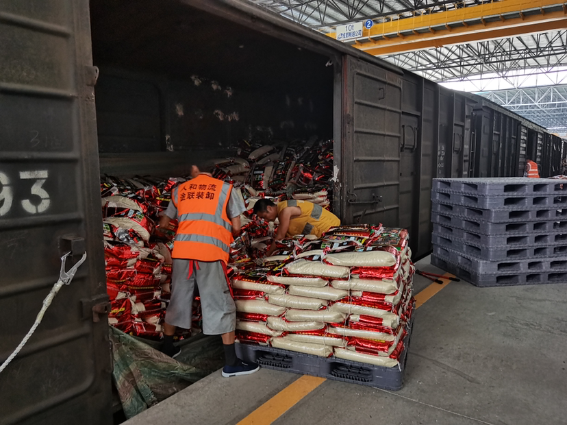 据了解,物流功能区建有年到发能力260万吨的总长为3公里的粮食铁路