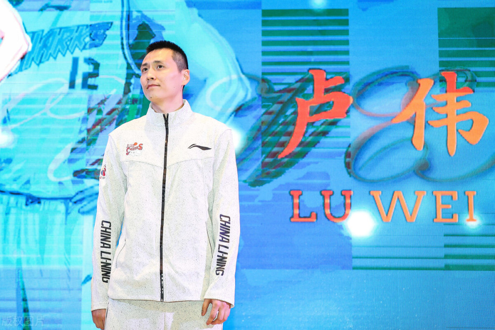 据上海男篮官方的消息,原辽宁助教卢伟目前已经加盟上海男篮,担任青年