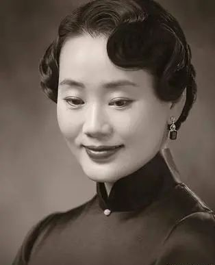 他靠原配走红,靠现任成亿万富翁,这个男人怎么这么会挑媳妇?