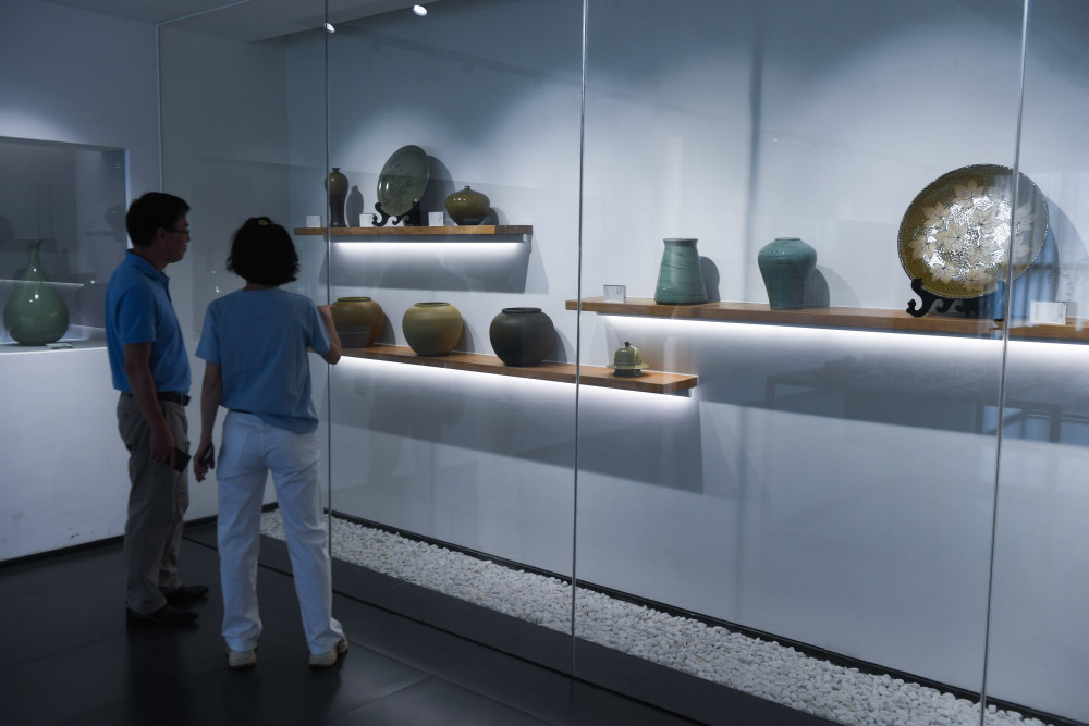 6月17日,慈溪市匡堰镇的一家越窑青瓷企业展厅内展出各类青瓷产品.