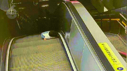 惊险!1岁半宝宝独闯昆明地铁站,在扶梯上摔倒