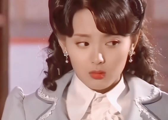 杨超越眼熟的原因找到了,小刘佳早期剧照曝光,说是亲姐妹都有人信