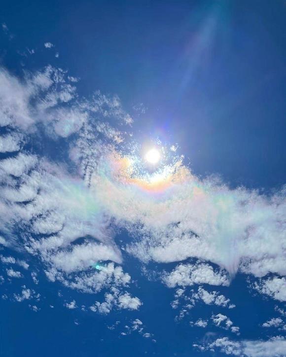 北京多地现七彩祥云目击者周围人都在朝天拍照