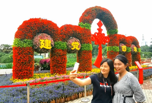 二十多个立体花坛现身郑州街头,你发现了没?