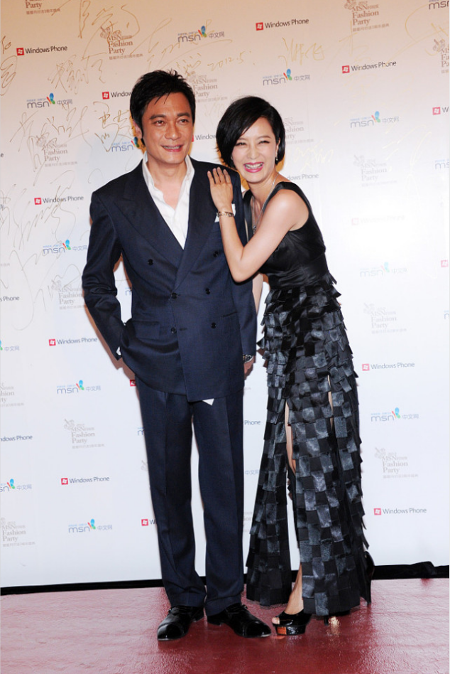 罗嘉良与妻子苏岩活动现场秀恩爱穿黑色连衣裙高级优雅超洋气