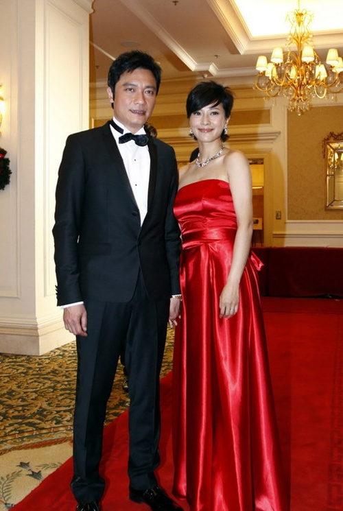 罗嘉良与妻子苏岩活动现场秀恩爱穿黑色连衣裙高级优雅超洋气