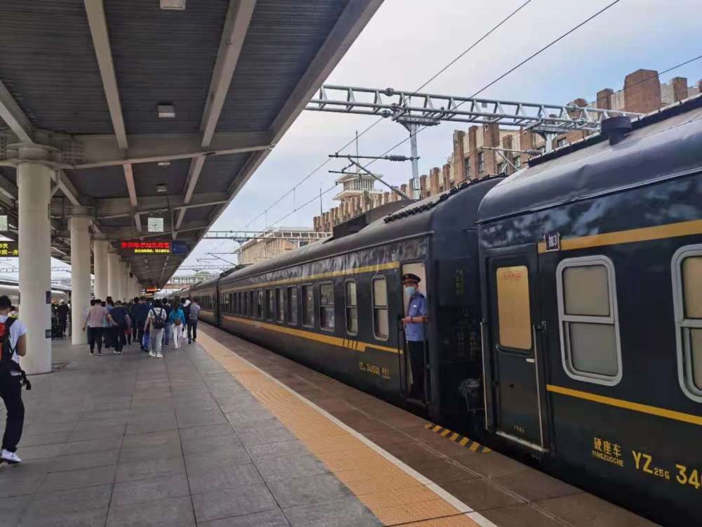 记者 栾德谦 摄6月15日大连开往黑河的k2209次运行至北安终到,6月16日