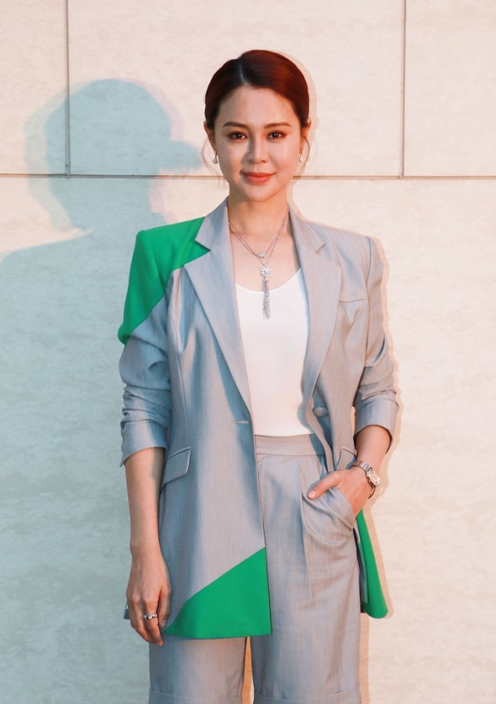 佟大为妻子冷白皮配大长腿很多人都羡慕了身材高挑有气质