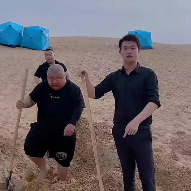 直接来到石家庄马洪涛的直播基地舍得庄园,用挖掘机直接拆了几间屋子