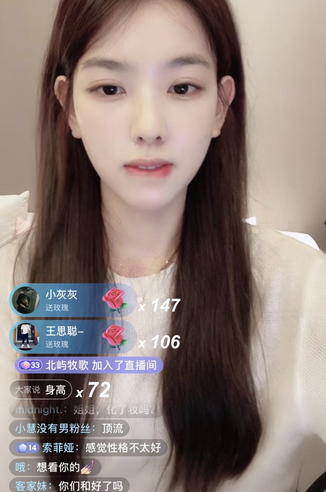 王思聪绯闻曝光后首露面,和好友出行专注看手机,生活没受影响