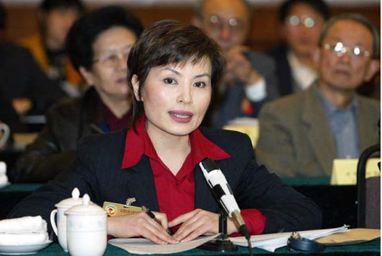 央视主持人李瑞英,儿子坠楼仍坚持工作,"绝情"的背后是伟大