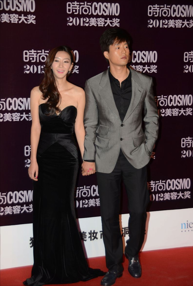 唐一菲站凌潇肃身边"小鸟依人",手挽手毫不避讳,恩爱让人羡慕