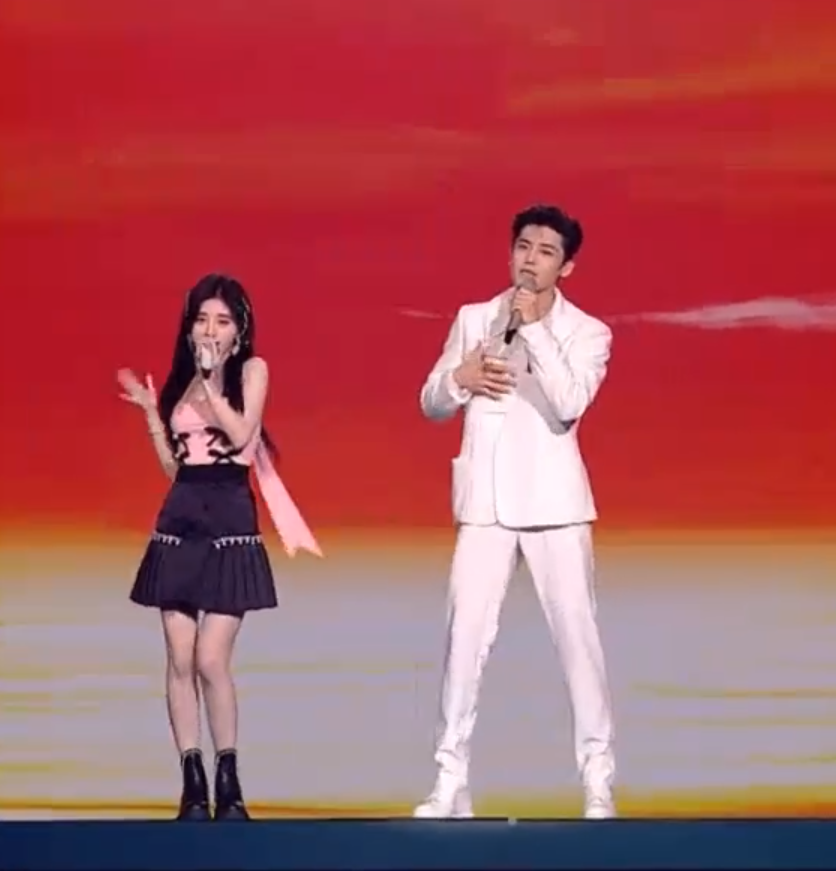 鞠婧祎和侯明昊一起唱歌腰围竟是对方的一半这身材让人看愣了