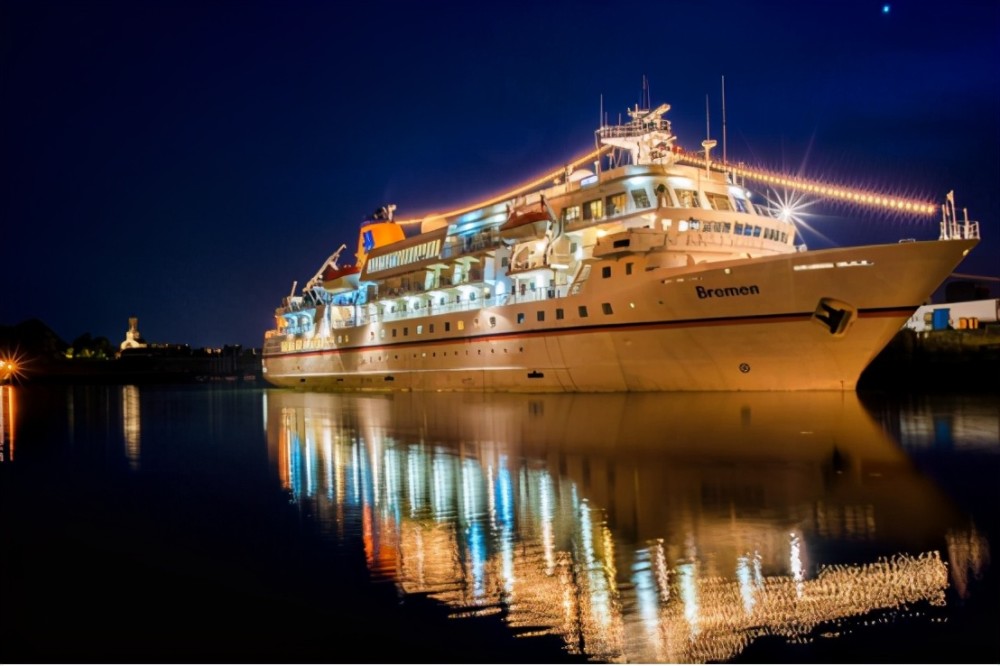 一,登上游船 这艘豪华的游轮,原先是香港的东方神龙号,主要运营国际